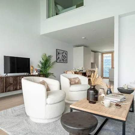 Holiday home 3 Bedroom Luxury Waterside House *