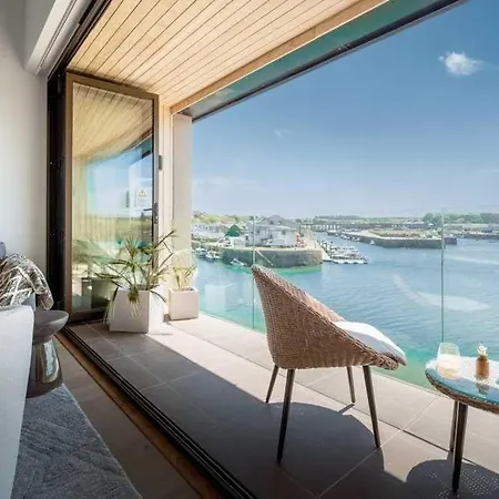 Holiday home 3 Bedroom Luxury Waterside House *