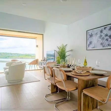 3 Bedroom Luxury Waterside House *