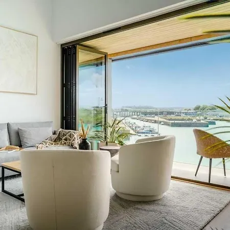 3 Bedroom Luxury Waterside House Holiday home Hayle