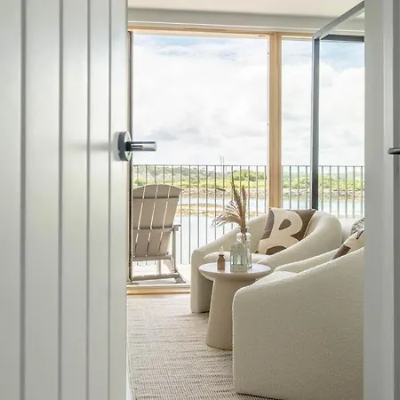 3 Bedroom Luxury Waterside House Holiday home *