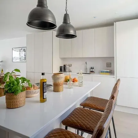 3 Bedroom Luxury Waterside House