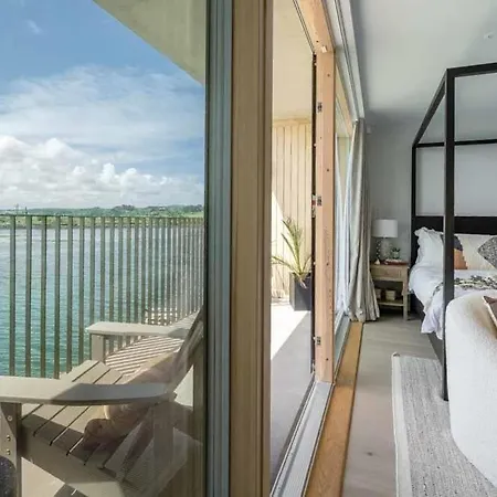 3 Bedroom Luxury Waterside House Holiday home *