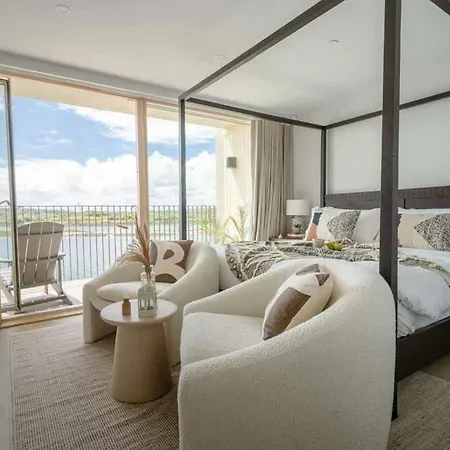 3 Bedroom Luxury Waterside House Holiday home Hayle