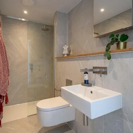 3 Bedroom Luxury Waterside House *